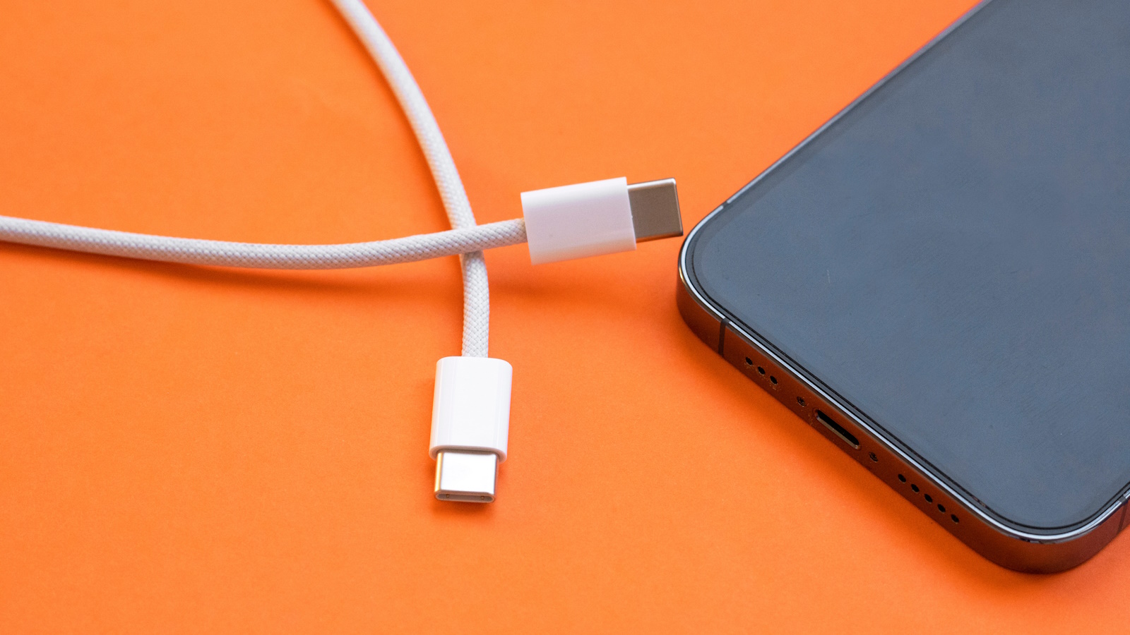 un smartphone con dos cables